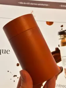 un empaque nuevo para el producto de almendras en chocolate de marca vnera