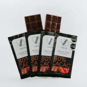 una imagen de cuatro barras de chocolate bean to bar 80% de cacao de marca vnera con dos barras semi abiertas