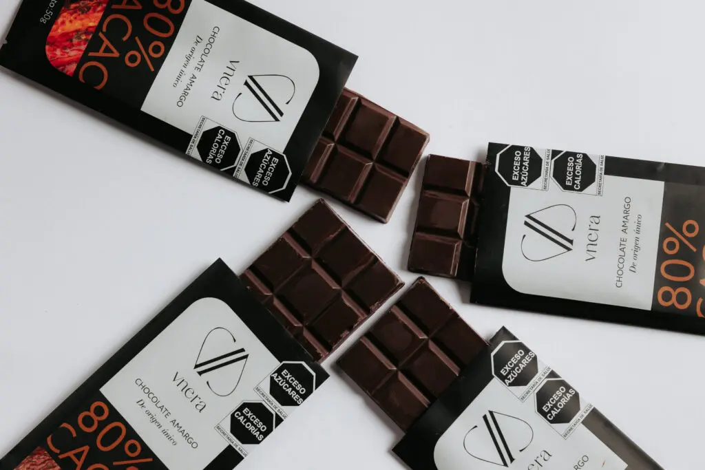 una fotografia de cuatro barras semi abiertas de chocolate bean to bar 80% de cacao